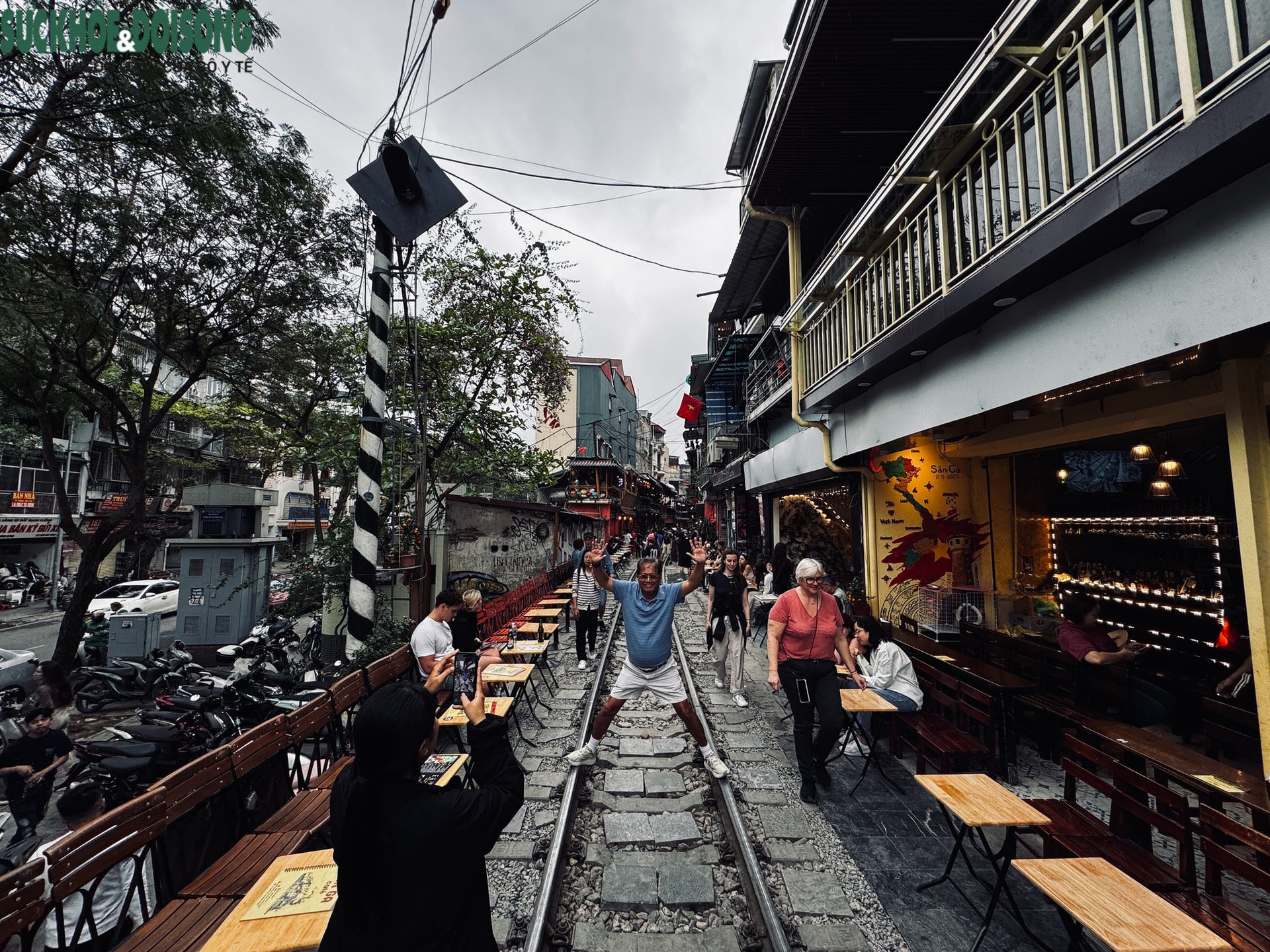 Hai 'phố đường tàu' tại Hà Nội: Nơi rào chắn, chỗ lại 'mở tự do'- Ảnh 5. Hai 'phố đường tàu' tại Hà Nội: Nơi rào chắn, chỗ lại 'mở tự do'- Ảnh 5.