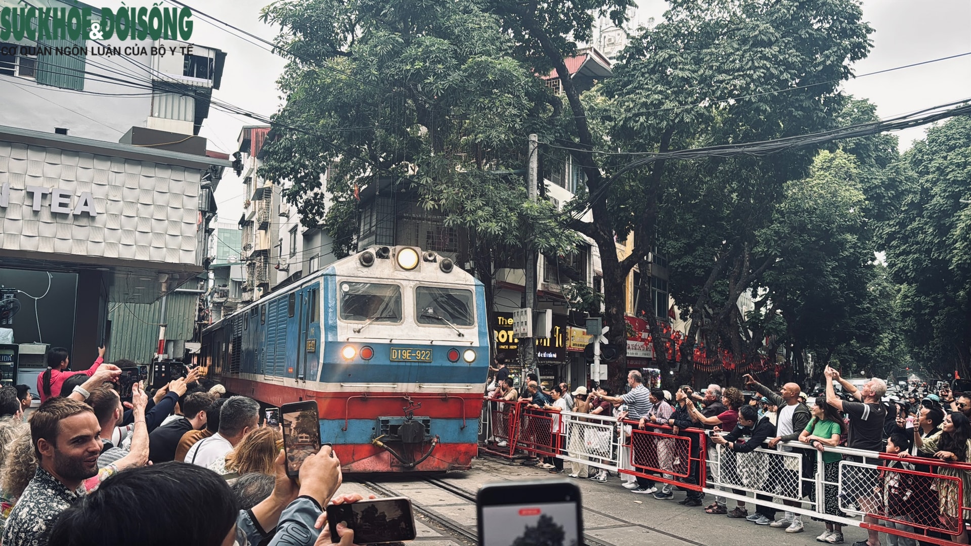 Hai 'phố đường tàu' tại Hà Nội: Nơi rào chắn, chỗ lại 'mở tự do'- Ảnh 8. Hai 'phố đường tàu' tại Hà Nội: Nơi rào chắn, chỗ lại 'mở tự do'- Ảnh 8.