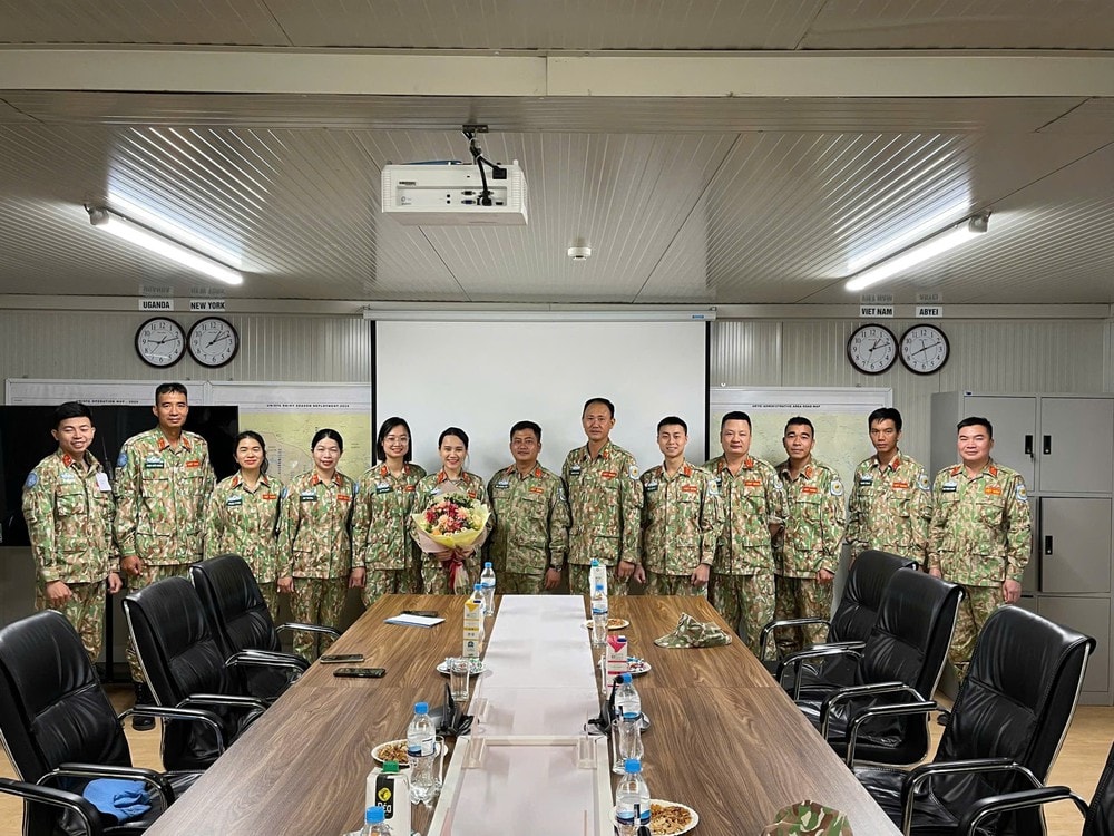 Bóng hồng blouse trắng và mũ nồi xanh ở Nam Sudan- Ảnh 8.