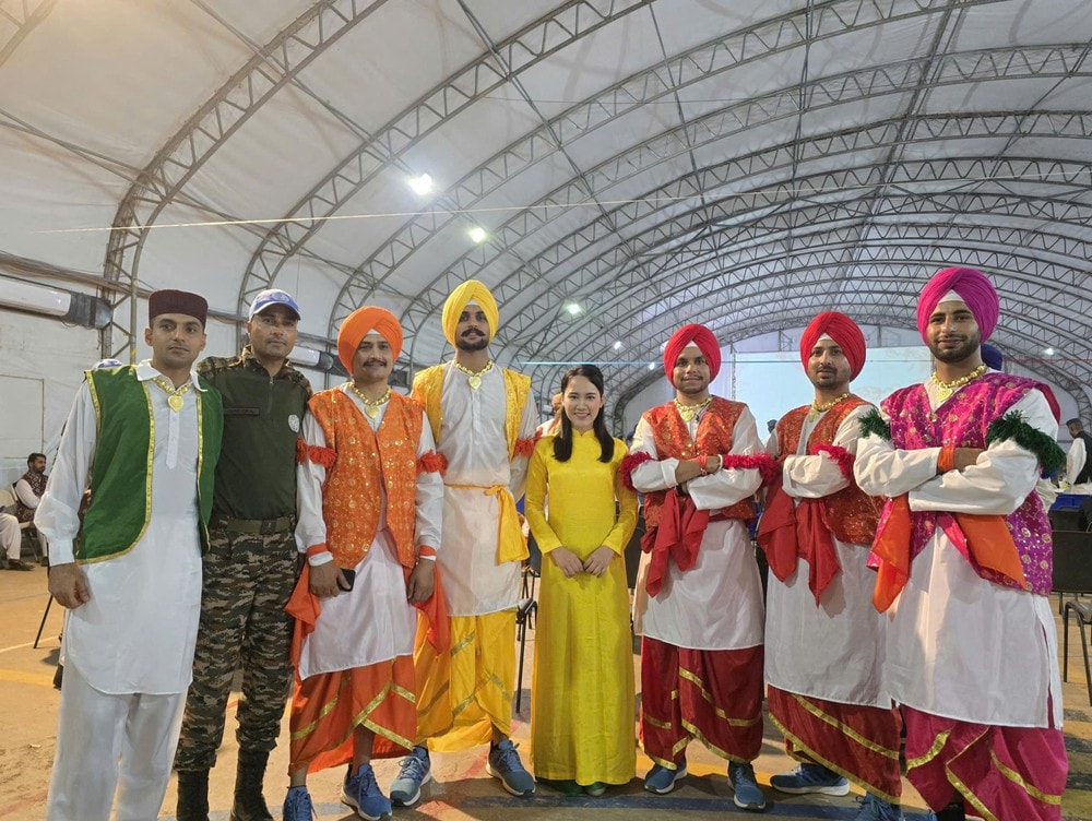 Bóng hồng blouse trắng và mũ nồi xanh ở Nam Sudan- Ảnh 5.