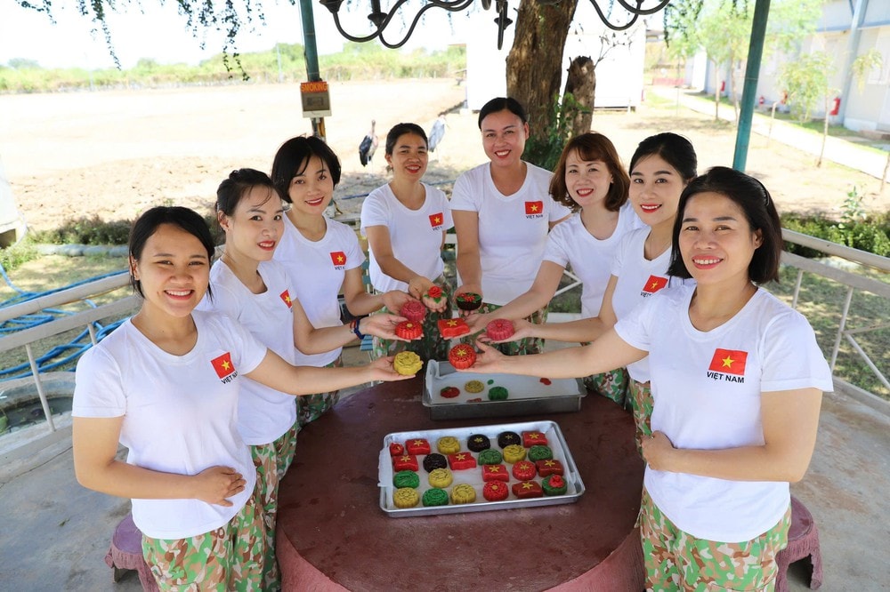 Bóng hồng blouse trắng và mũ nồi xanh ở Nam Sudan- Ảnh 9.