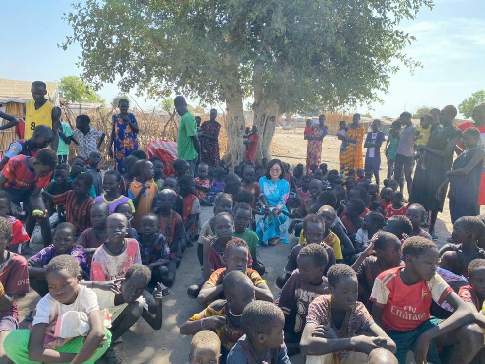 Bóng hồng blouse trắng và mũ nồi xanh ở Nam Sudan- Ảnh 16.