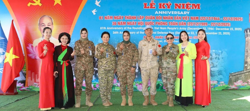 Bóng hồng blouse trắng và mũ nồi xanh ở Nam Sudan- Ảnh 7.