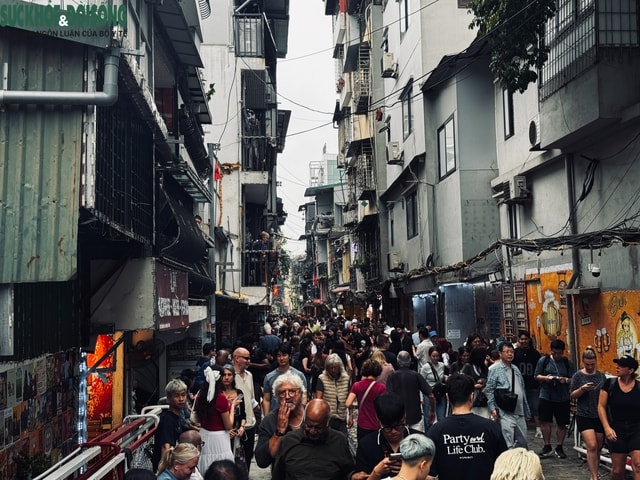 Hai 'phố đường tàu' tại Hà Nội: Nơi rào chắn, chỗ lại 'mở tự do'- Ảnh 6. Hai 'phố đường tàu' tại Hà Nội: Nơi rào chắn, chỗ lại 'mở tự do'- Ảnh 6.