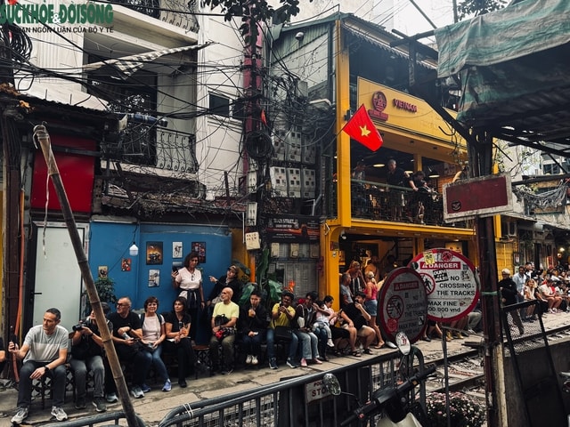 Hai 'phố đường tàu' tại Hà Nội: Nơi rào chắn, chỗ lại 'mở tự do'- Ảnh 7. Hai 'phố đường tàu' tại Hà Nội: Nơi rào chắn, chỗ lại 'mở tự do'- Ảnh 7.