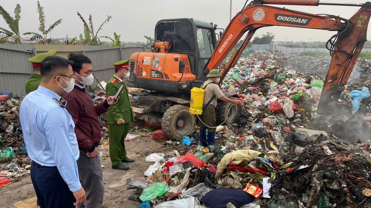Kiểm tra ô tô tải bất ngờ phát hiện hơn nửa tấn nầm lợn đông lạnh có dấu hiệu ôi thiu- Ảnh 2. Kiểm tra ô tô tải bất ngờ phát hiện hơn nửa tấn nầm lợn đông lạnh có dấu hiệu ôi thiu- Ảnh 2.
