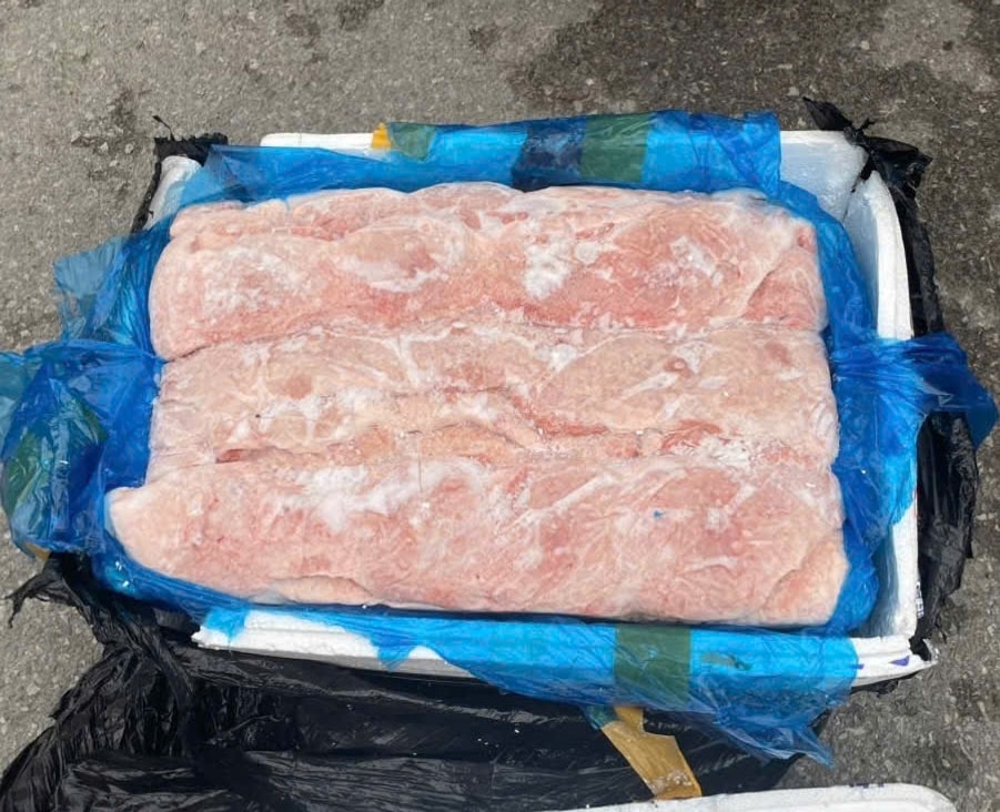 Kiểm tra ô tô tải bất ngờ phát hiện hơn nửa tấn nầm lợn đông lạnh có dấu hiệu ôi thiu- Ảnh 1. Kiểm tra ô tô tải bất ngờ phát hiện hơn nửa tấn nầm lợn đông lạnh có dấu hiệu ôi thiu- Ảnh 1.