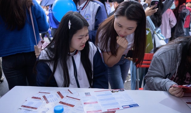 Có chứng chỉ ngoại ngữ quốc tế nên miễn thi hay vẫn dự thi tốt nghiệp THPT?- Ảnh 1.