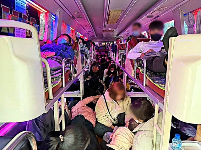 Cảnh 'ngột thở' bên trong xe khách chở quá 200% số người theo quy định- Ảnh 2.