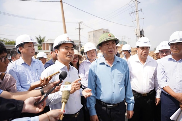 Bộ trưởng Bộ Xây dựng yêu cầu nhà thầu đẩy nhanh tiến độ các dự án trọng điểm tại TPHCM- Ảnh 1.