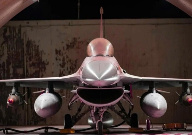 Bom bí ẩn lần đầu xuất hiện trên tiêm kích F-16 Israel- Ảnh 1.