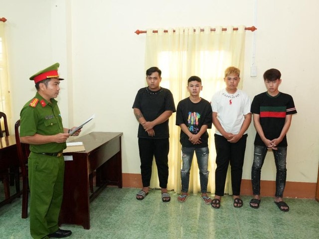 Khởi tố nhóm thanh niên mang dao đi 'cháy phố'- Ảnh 1.