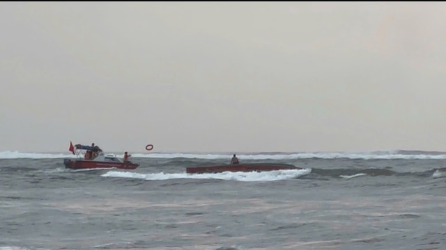 Cứu 5 ngư dân trên tàu cá bị lật khi đang vào cửa biển Nhật Lệ- Ảnh 1. Cứu 5 ngư dân trên tàu cá bị lật khi đang vào cửa biển Nhật Lệ- Ảnh 1.