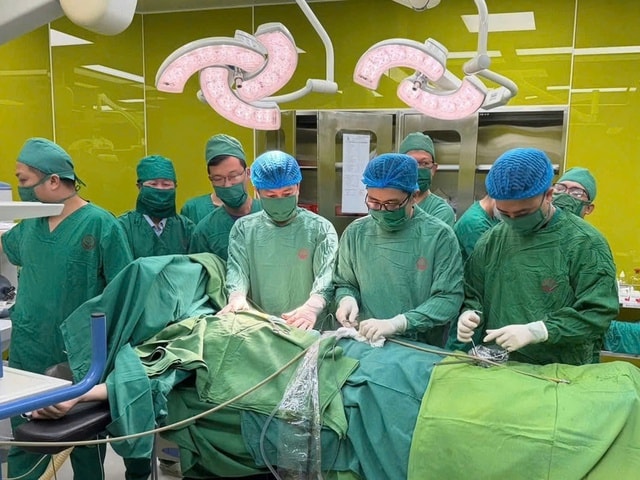 Kích hoạt báo động đỏ liên viện cứu sống thanh niên bị vết thương thấu ngực nguy kịch- Ảnh 1. Kích hoạt báo động đỏ liên viện cứu sống thanh niên bị vết thương thấu ngực nguy kịch- Ảnh 1.