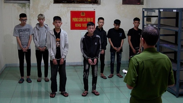 Truy bắt thần tốc nhóm thanh thiếu niên mang rựa 'truy sát' người đi đường trong đêm- Ảnh 1. Truy bắt thần tốc nhóm thanh thiếu niên mang rựa 'truy sát' người đi đường trong đêm- Ảnh 1.