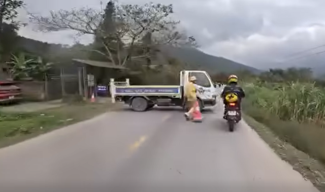 Cục CSGT lên tiếng trước thông tin 'dùng ô tô công vụ chắn ngang đường để dừng xe vi phạm'- Ảnh 1. Cục CSGT lên tiếng trước thông tin 'dùng ô tô công vụ chắn ngang đường để dừng xe vi phạm'- Ảnh 1.