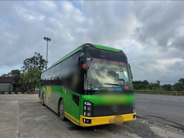 Phạt gần 200 triệu đồng xe khách 25 chỗ chở 53 người- Ảnh 2.