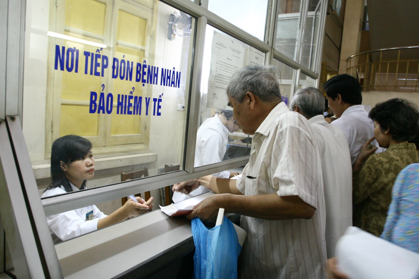 Thủ tục thanh toán trực tiếp chi phí khám chữa bệnh giữa BHXH và người tham gia BHYT thế nào?- Ảnh 1.