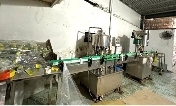 Triệt phá cơ sở 'biến' nước lã và 'axit trôi nổi' thành dấm ăn số lượng lớn- Ảnh 1.