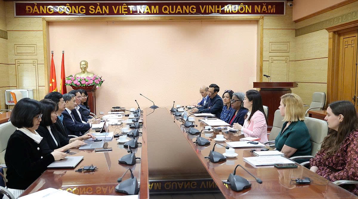 CTFK đề xuất đưa quy định cấm trưng bày sản phẩm thuốc lá tại các điểm bán vào văn bản pháp luật- Ảnh 3.