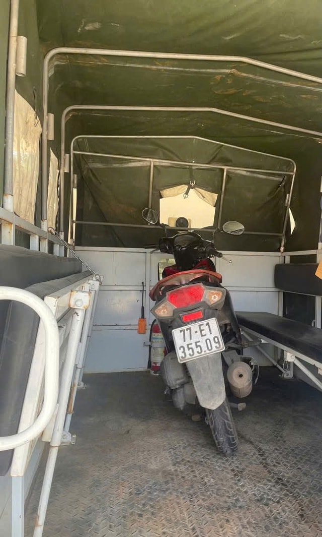 Bắt đối tượng truy nã khi đang trốn chạy trên tuyến Quốc lộ 1- Ảnh 2. Bắt đối tượng truy nã khi đang trốn chạy trên tuyến Quốc lộ 1- Ảnh 2.