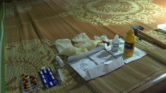 Tiêm thuốc mê, sau đó dùng búa đinh tác động vào xương chậu, xương đùi để trục lợi bảo hiểm- Ảnh 2. Tiêm thuốc mê, sau đó dùng búa đinh tác động vào xương chậu, xương đùi để trục lợi bảo hiểm- Ảnh 2.