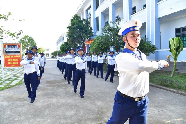 Chiến sĩ mới ở Vùng 2 Hải quân hòa nhập môi trường quân ngũ- Ảnh 2.