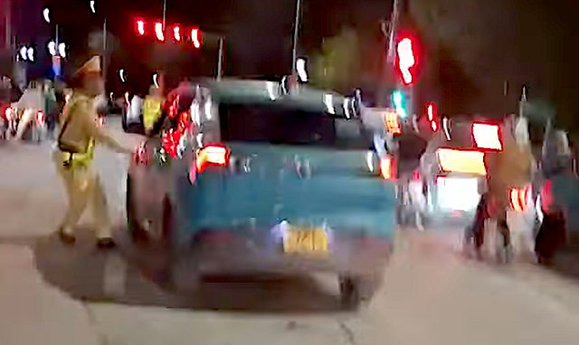 Hà Nội: Tài xế taxi có cồn vượt khung, không chịu ký biên bản đối mặt mức phạt nào?- Ảnh 2.