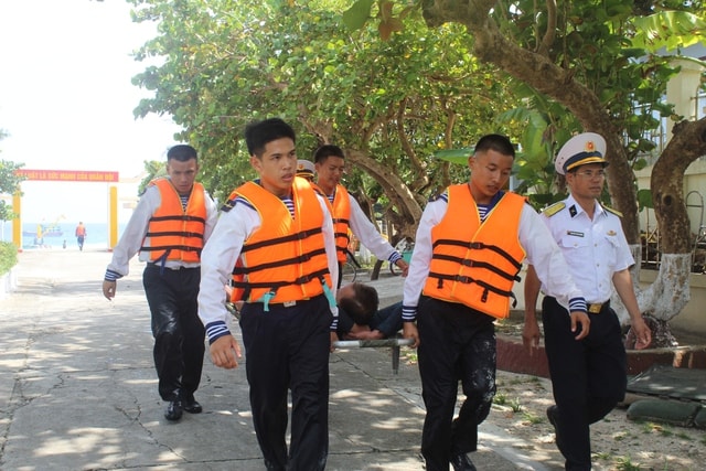 Quân y đảo Song Tử Tây dốc sức cứu ngư dân giảm áp nặng sau 5 lần lặn sâu- Ảnh 1.