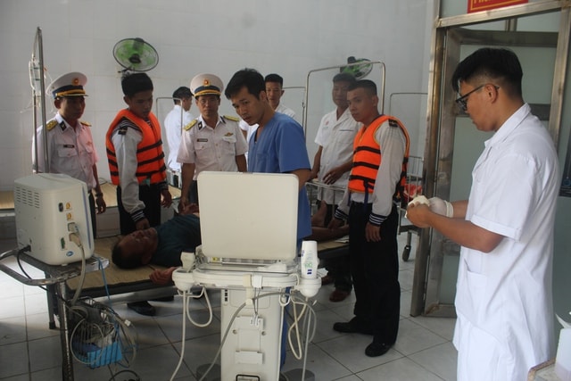 Quân y đảo Song Tử Tây dốc sức cứu ngư dân giảm áp nặng sau 5 lần lặn sâu- Ảnh 2.