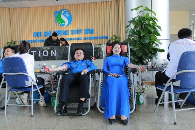 Cán bộ ngành khí tượng thủy văn sôi nổi hiến máu dịp kỉ niệm Ngày Khí tượng thế giới- Ảnh 1.