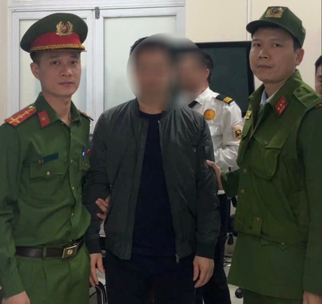 Bị bắt quả tang khi đang cậy mở hàng loạt ô tô trước chung cư ở Hà Nội- Ảnh 1.