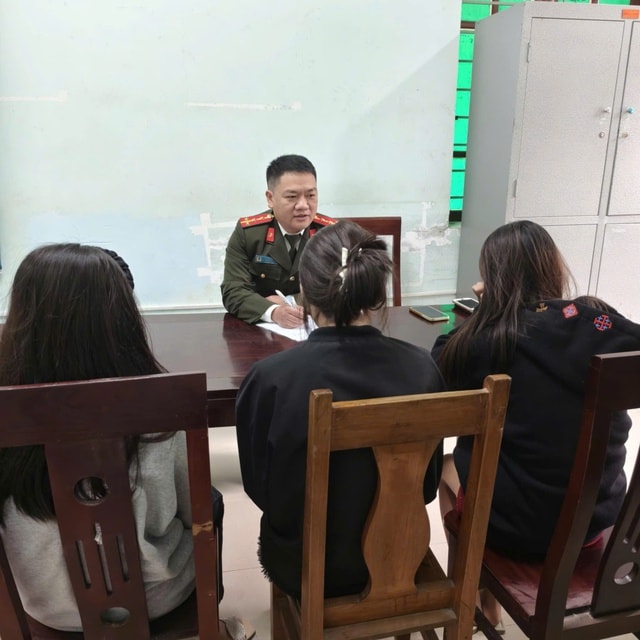 Ngăn chặn kịp thời 3 nữ sinh nghi bị dụ dỗ ra các tỉnh phía Bắc làm 'việc nhẹ, lương cao'- Ảnh 1. Ngăn chặn kịp thời 3 nữ sinh nghi bị dụ dỗ ra các tỉnh phía Bắc làm 'việc nhẹ, lương cao'- Ảnh 1.