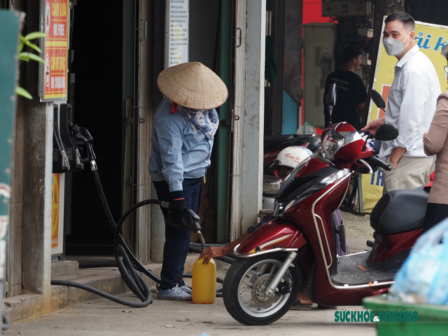 Chuyên gia phòng cháy, chữa cháy: Tích trữ xăng dầu trong nhà là hành vi cực kì nguy hiểm- Ảnh 1. Chuyên gia phòng cháy, chữa cháy: Tích trữ xăng dầu trong nhà là hành vi cực kì nguy hiểm- Ảnh 1.