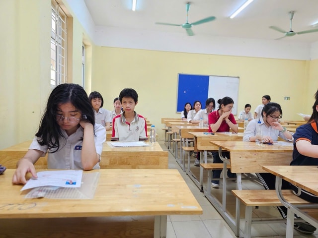 Phụ huynh nói gì trước đề xuất bỏ khu vực tuyển sinh lớp 10 ở Hà Nội?- Ảnh 1.