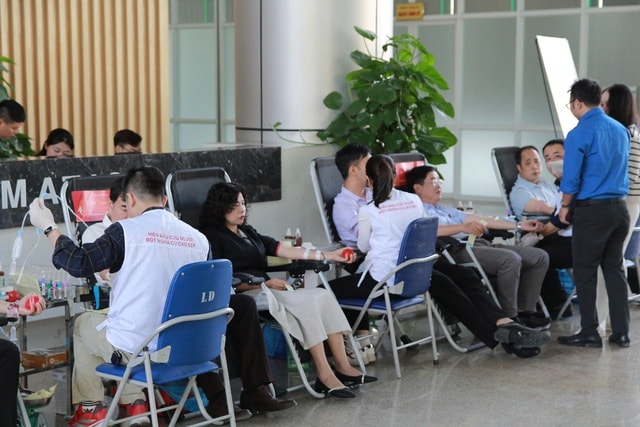 Cán bộ ngành khí tượng thủy văn sôi nổi hiến máu dịp kỉ niệm Ngày Khí tượng thế giới- Ảnh 2.