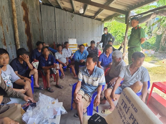 14 người cá cược qua mạng 'ĐÁ GÀ 67' bị bắt quả tang- Ảnh 2. 14 người cá cược qua mạng 'ĐÁ GÀ 67' bị bắt quả tang- Ảnh 2.