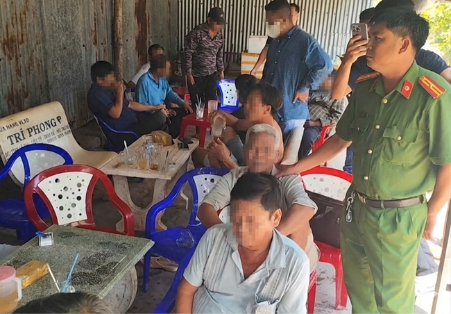 14 người cá cược qua mạng 'ĐÁ GÀ 67' bị bắt quả tang- Ảnh 1. 14 người cá cược qua mạng 'ĐÁ GÀ 67' bị bắt quả tang- Ảnh 1.