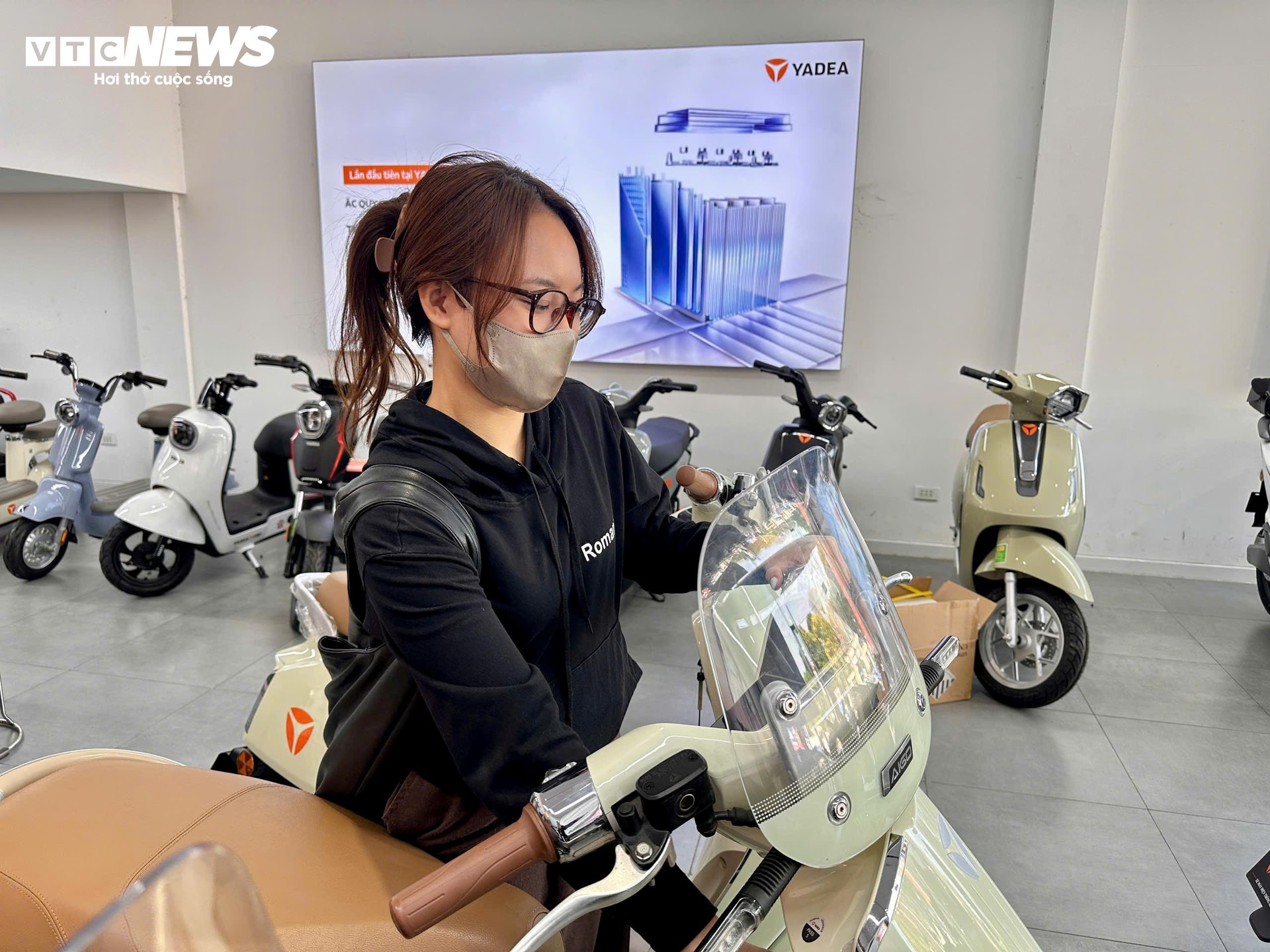 Chi phí nhiên liệu tăng cao là lý do chính khiến nhiều người chuyển sang xe máy điện. (Ảnh: Mạnh Hùng)