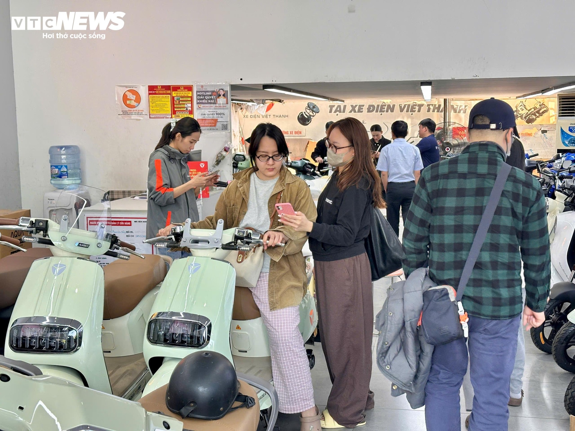 Lượng người dùng quan tâm tới xe máy điện tăng đột biến trong những ngày qua. (Ảnh: Mạnh Hùng)