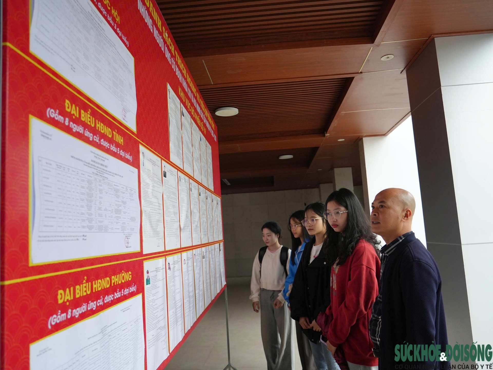 Gen Z lần đầu đi bầu cử: Hồi hộp cầm thẻ cử tri chờ ngày bỏ phiếu- Ảnh 1. Gen Z lần đầu đi bầu cử: Hồi hộp cầm thẻ cử tri chờ ngày bỏ phiếu- Ảnh 1.