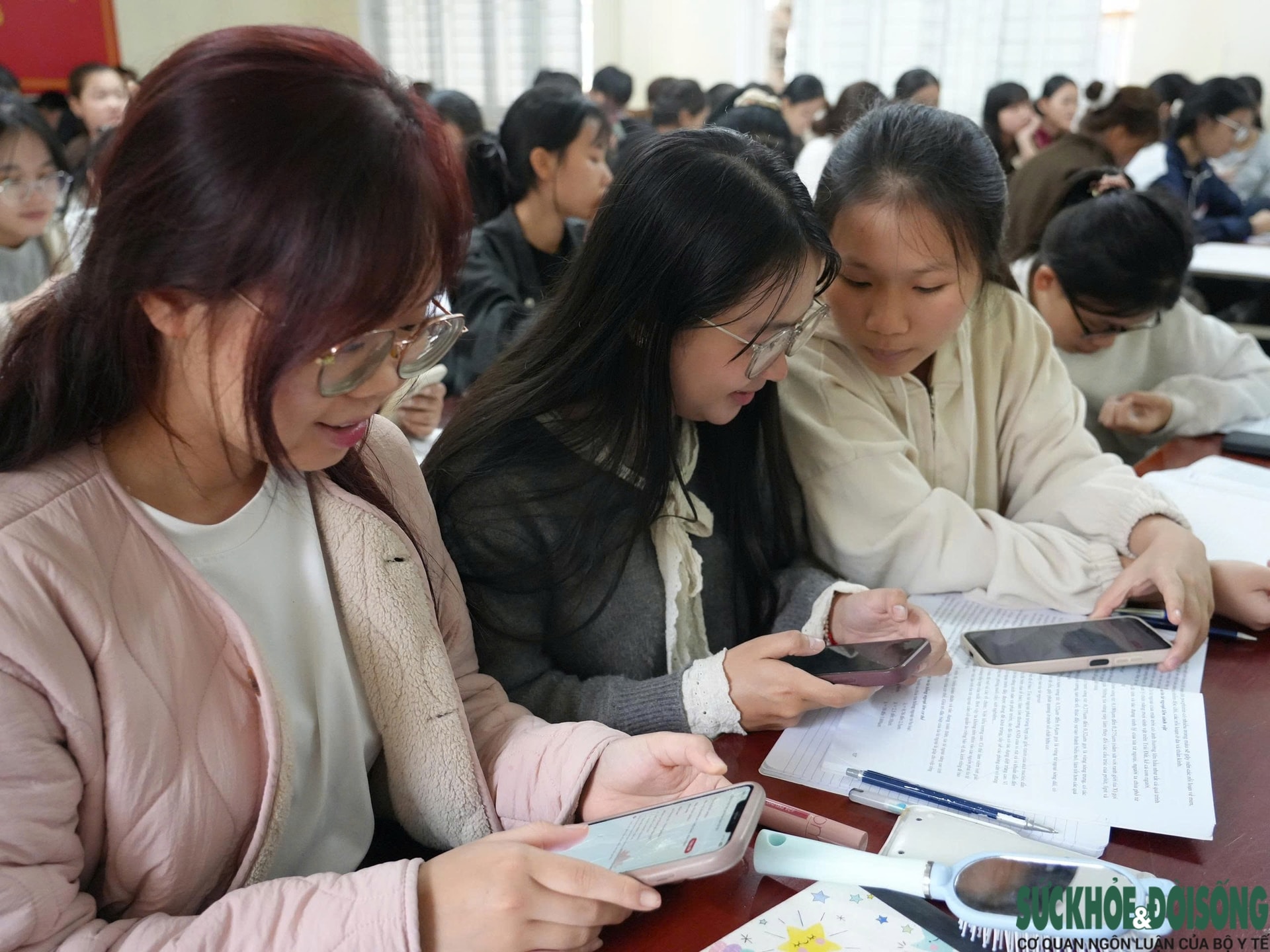 Gen Z lần đầu đi bầu cử: Hồi hộp cầm thẻ cử tri chờ ngày bỏ phiếu- Ảnh 2. Gen Z lần đầu đi bầu cử: Hồi hộp cầm thẻ cử tri chờ ngày bỏ phiếu- Ảnh 2.