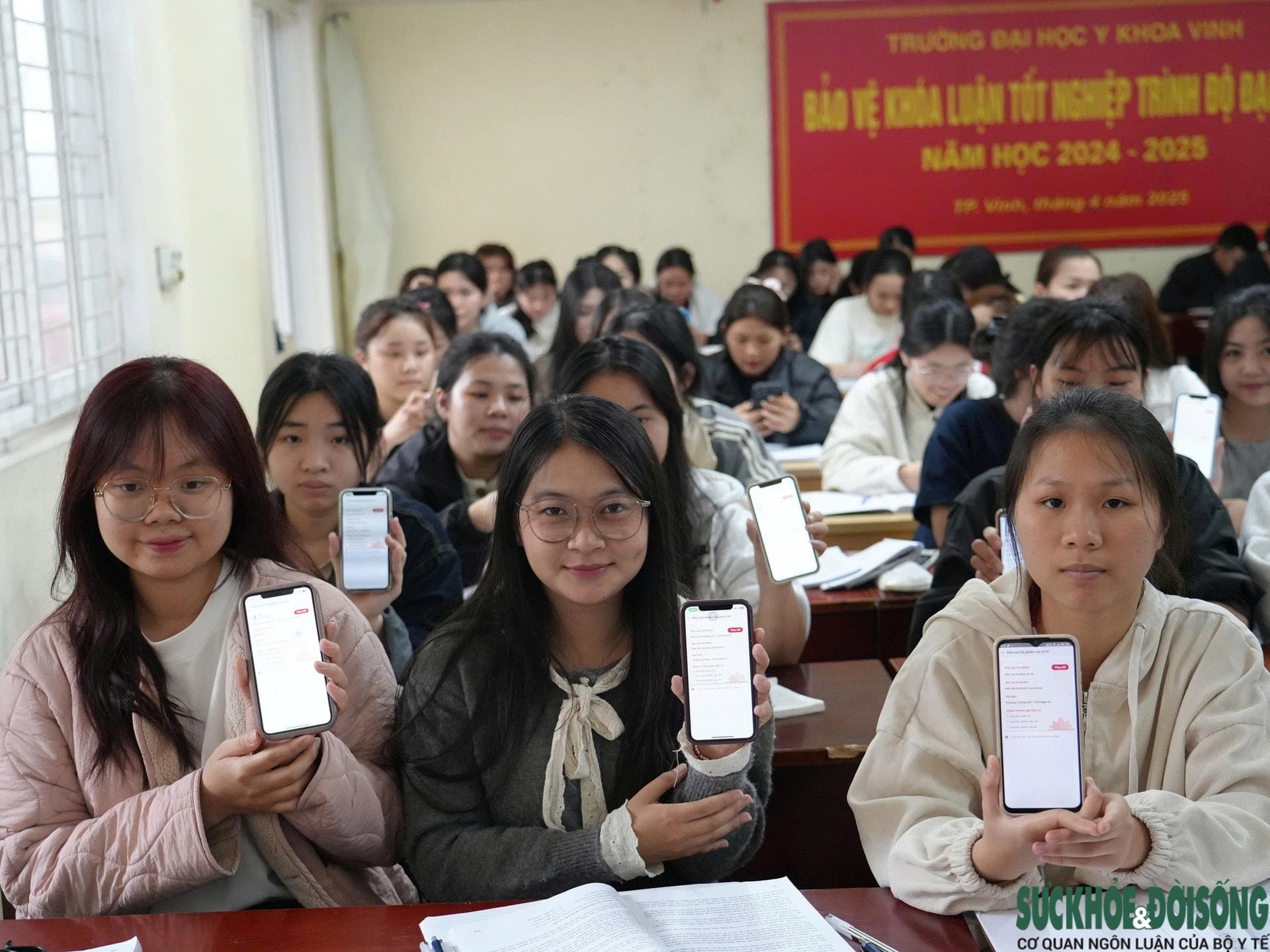 Gen Z lần đầu đi bầu cử: Hồi hộp cầm thẻ cử tri chờ ngày bỏ phiếu- Ảnh 3. Gen Z lần đầu đi bầu cử: Hồi hộp cầm thẻ cử tri chờ ngày bỏ phiếu- Ảnh 3.