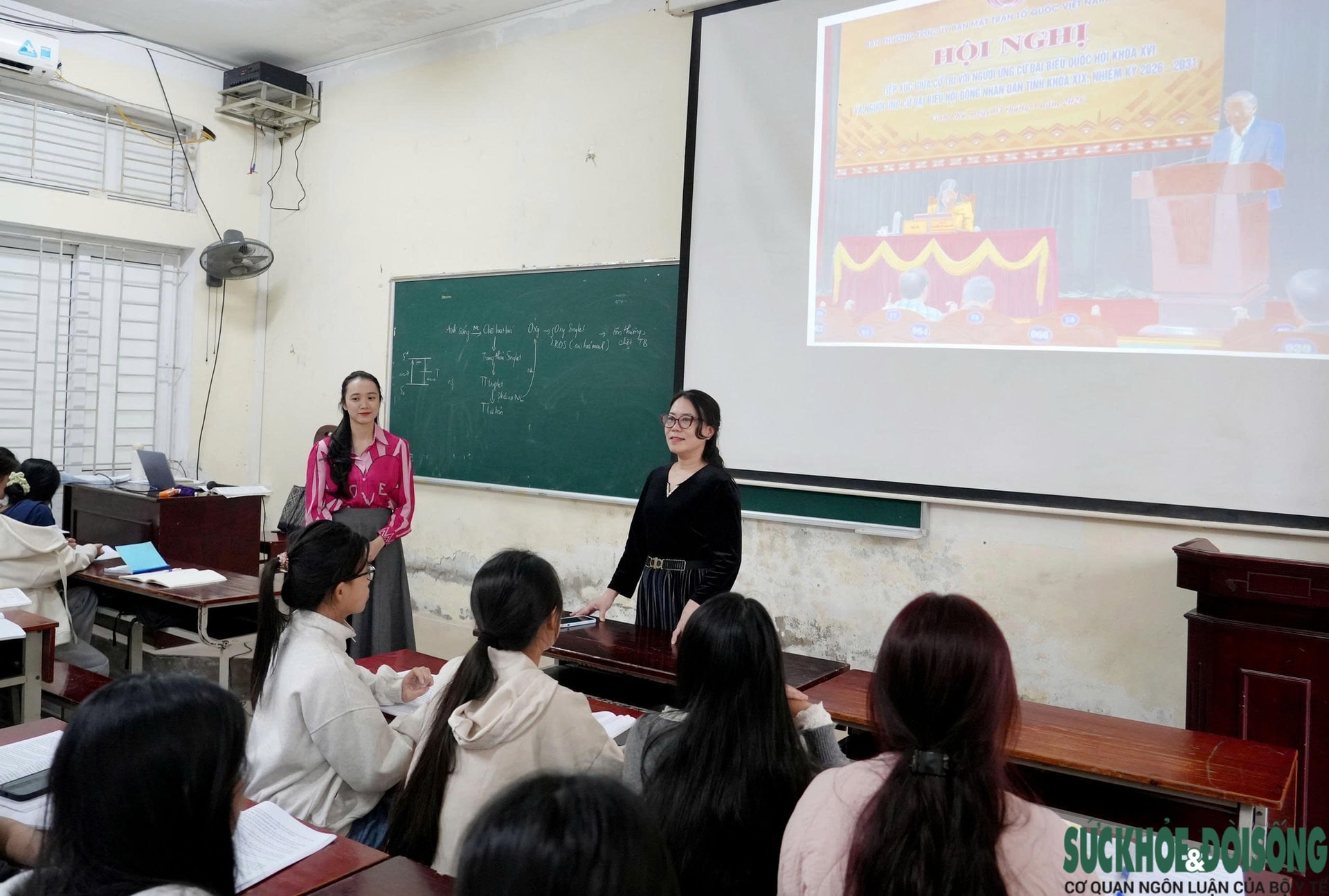 Gen Z lần đầu đi bầu cử: Hồi hộp cầm thẻ cử tri chờ ngày bỏ phiếu- Ảnh 4. Gen Z lần đầu đi bầu cử: Hồi hộp cầm thẻ cử tri chờ ngày bỏ phiếu- Ảnh 4.