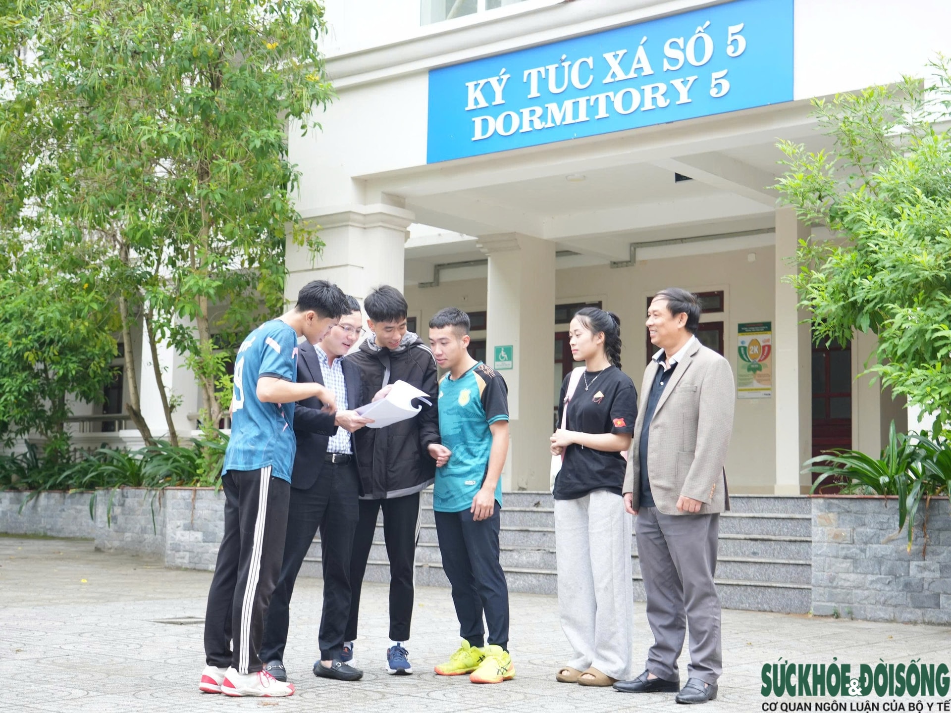 Gen Z lần đầu đi bầu cử: Hồi hộp cầm thẻ cử tri chờ ngày bỏ phiếu- Ảnh 5. Gen Z lần đầu đi bầu cử: Hồi hộp cầm thẻ cử tri chờ ngày bỏ phiếu- Ảnh 5.