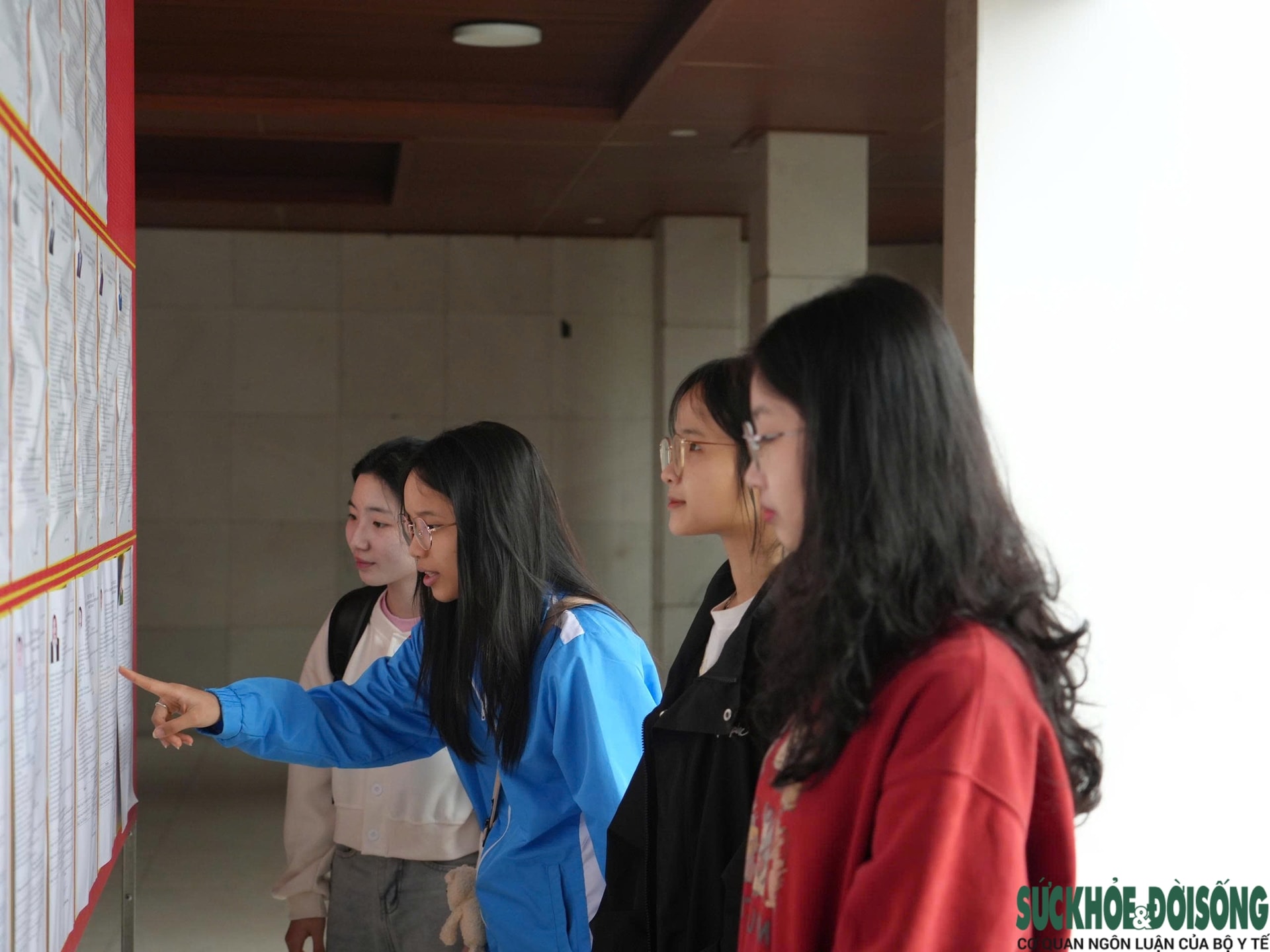 Gen Z lần đầu đi bầu cử: Hồi hộp cầm thẻ cử tri chờ ngày bỏ phiếu- Ảnh 6. Gen Z lần đầu đi bầu cử: Hồi hộp cầm thẻ cử tri chờ ngày bỏ phiếu- Ảnh 6.