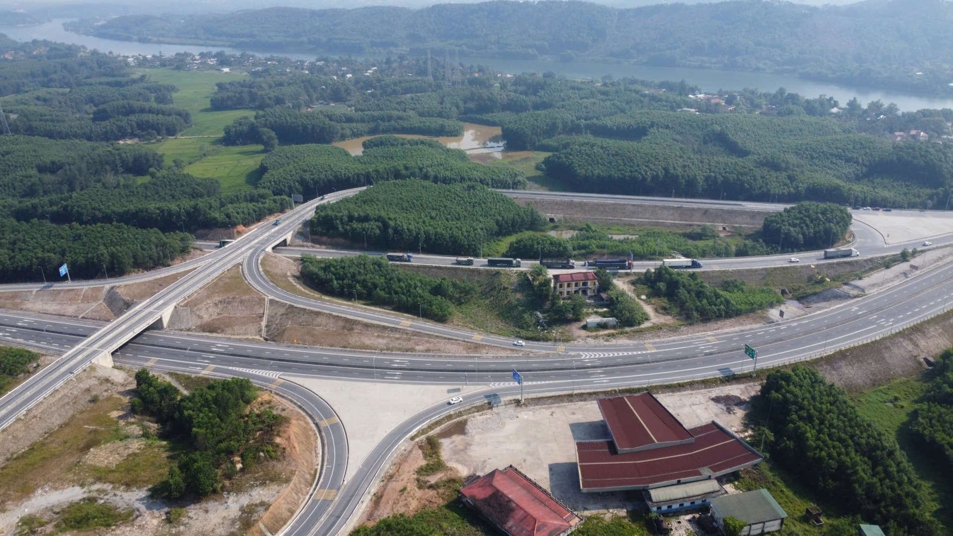 Cao tốc Cam Lộ - La Sơn có thêm nút giao 250 tỷ đồng, tiến độ mở rộng lên 4 làn hiện ra sao?- Ảnh 1. Cao tốc Cam Lộ - La Sơn có thêm nút giao 250 tỷ đồng, tiến độ mở rộng lên 4 làn hiện ra sao?- Ảnh 1.