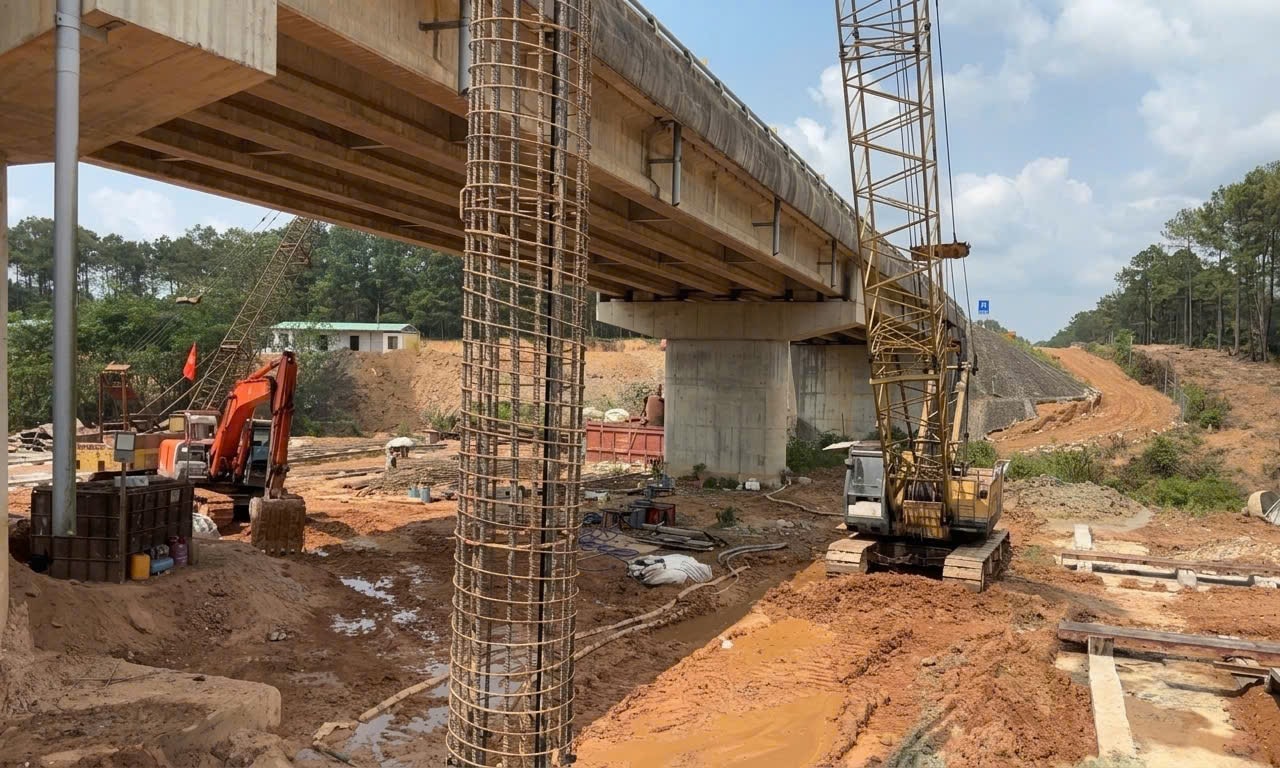 Cao tốc Cam Lộ - La Sơn có thêm nút giao 250 tỷ đồng, tiến độ mở rộng lên 4 làn hiện ra sao?- Ảnh 2. Cao tốc Cam Lộ - La Sơn có thêm nút giao 250 tỷ đồng, tiến độ mở rộng lên 4 làn hiện ra sao?- Ảnh 2.