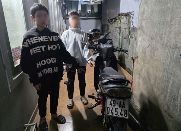 3 thanh thiếu niên bị bắt khi đang trộm xe máy của học sinh- Ảnh 1.