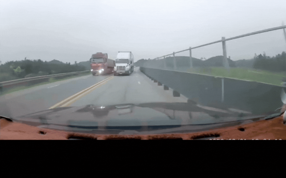 Thót tim clip xe đầu kéo liều lĩnh lấn làn ngược chiều trên cao tốc Nội Bài - Lào Cai- Ảnh 2.